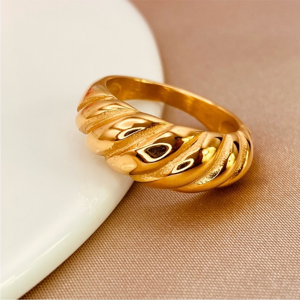 Elegant Gold Twisted Croissant Band Ring